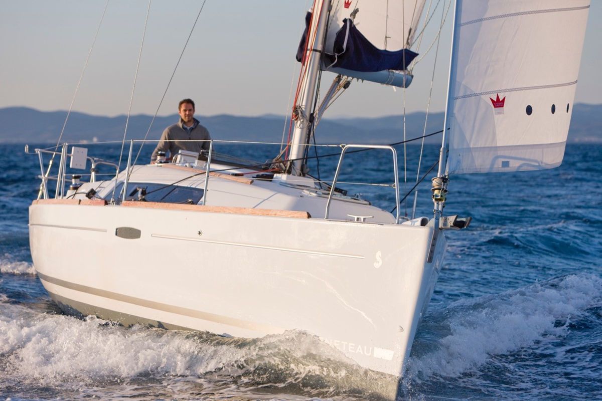 Photo of learning to sail Beneteau Oceanis with Royal Queensland Yacht Squadron